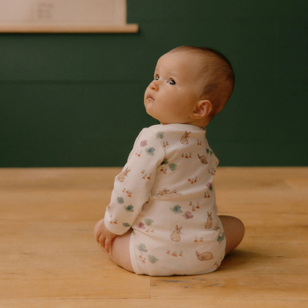 Bébé avec Body manches longues en coton beige avec imprimé lapins