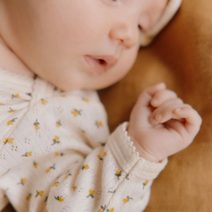 Bébé avec Body manches longues pointelle en coton beige avec imprimé tulipes