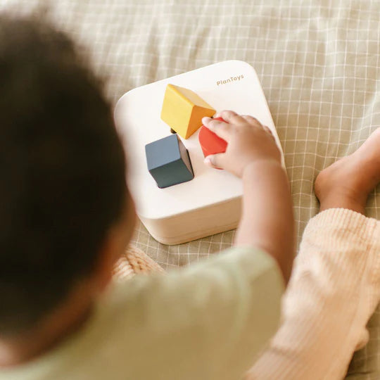 Enfant avec Boîte à formes à trier en bois 