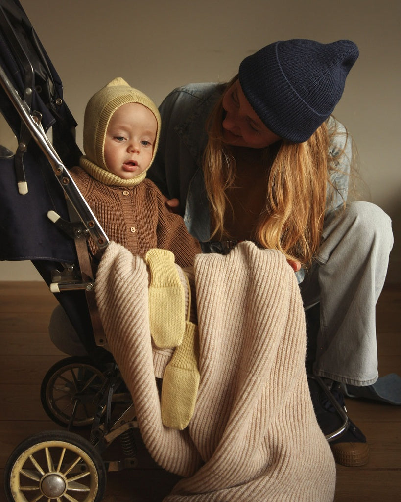Maman et bébé avec Bonnet et mitaines jaune pâle en laine mérinos 