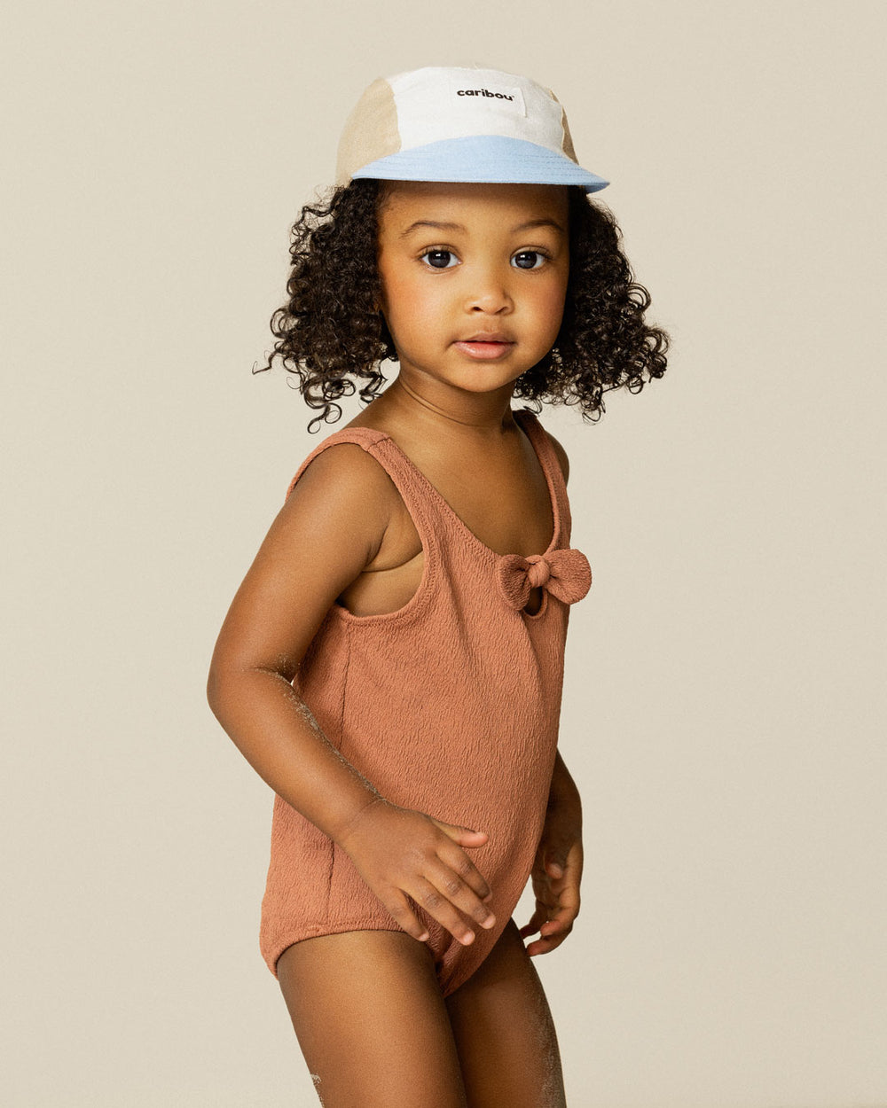 Fille  avec Casquette en lin Caribou beige, sable et bleu