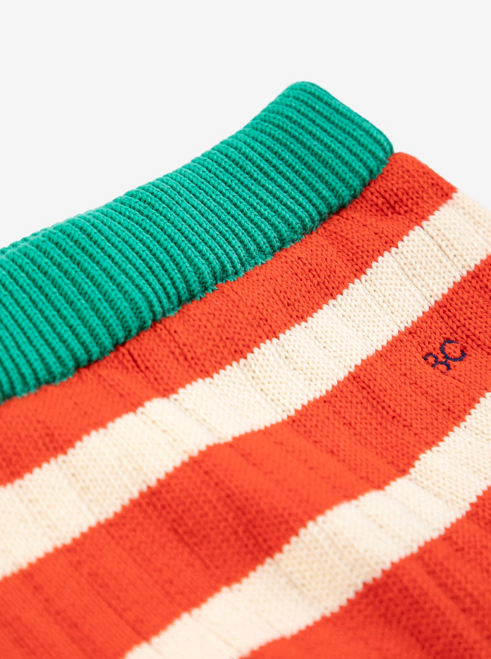 Détail de Cache-couche tricoté Bobo Choses en coton rayé rouge, blanc et vert