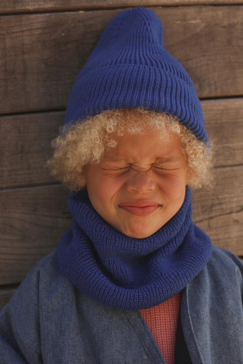 Enfant avec Cache cou en laine bleu cobalt