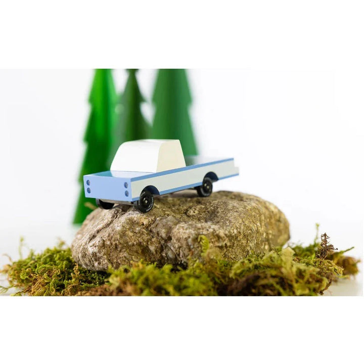 Petite voiture en bois Candycar Sonora Pickup sur une roche