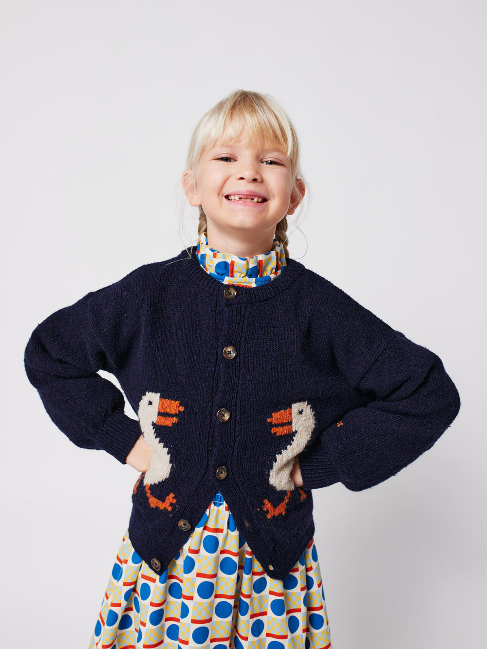 Fille avec Cardigan bleu Bobo Choses avec des ocas sur le devant