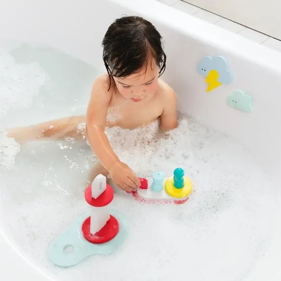 Enfant dans le bain avec Casse tête to the rescue