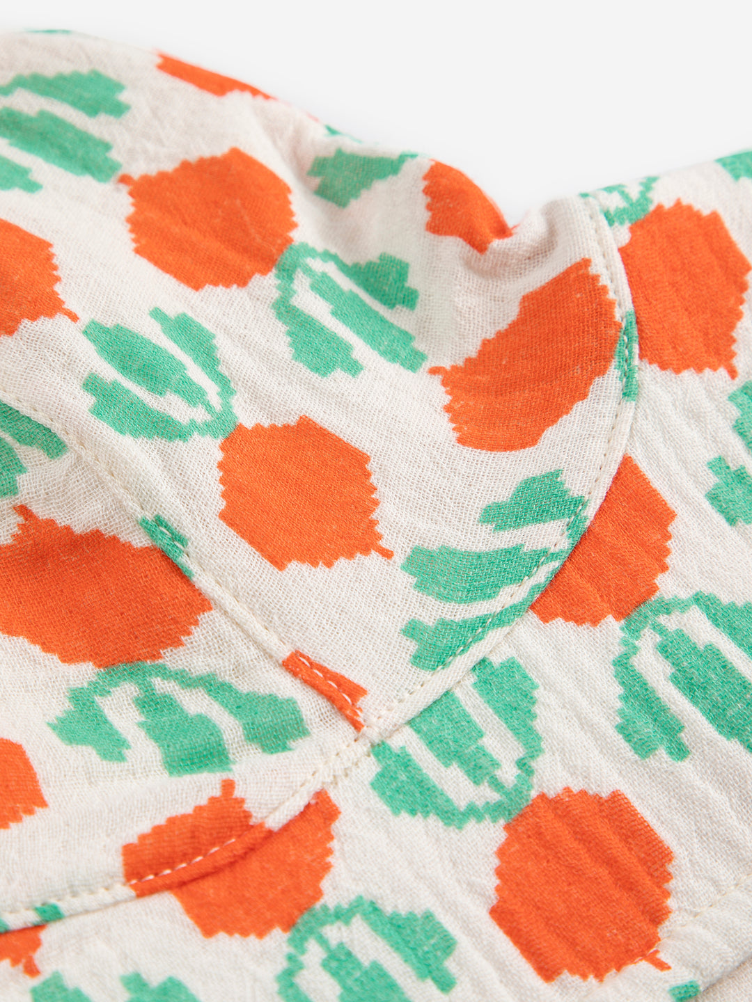 Détail de Chapeau Bobo Choses en coton blanc imprimé radis oranges