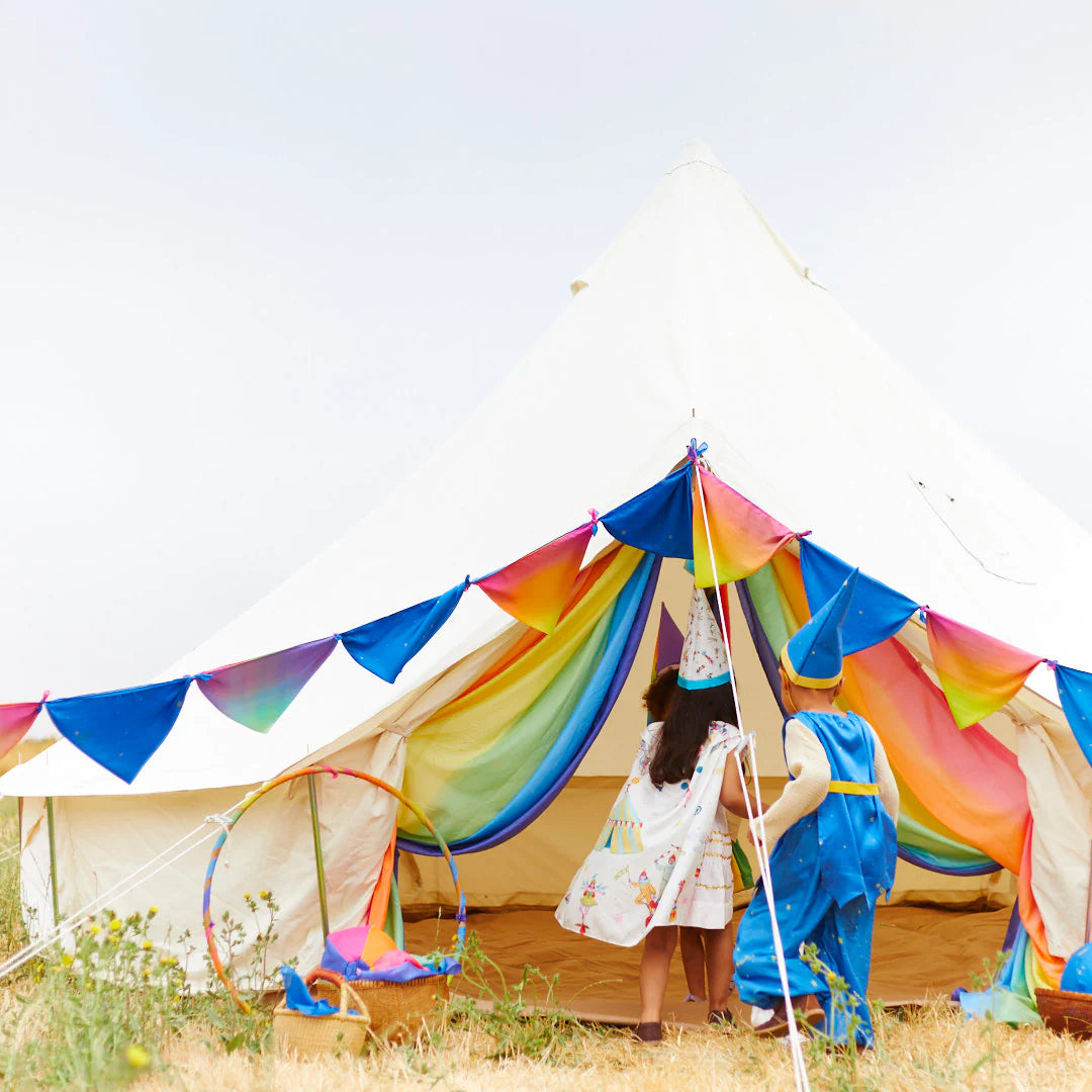 Enfants dans un tente avec Chapeau en soie illustré cirque