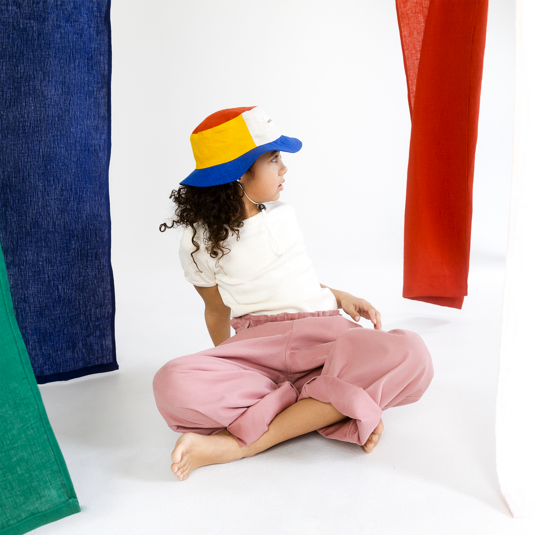 Enfant avec Chapeau soleil Caribou Farceur bleu, jaune, écru et rouge