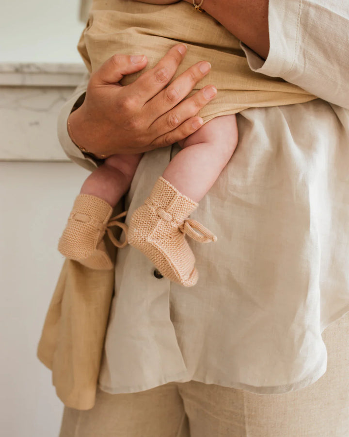 Maman et bébé avec Chaussons de laine de mérinos abricot