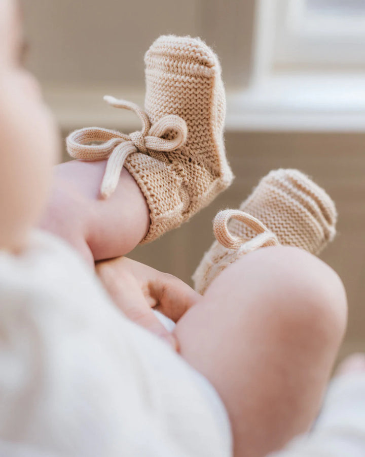 Bébé avec Chaussons de laine de mérinos oat
