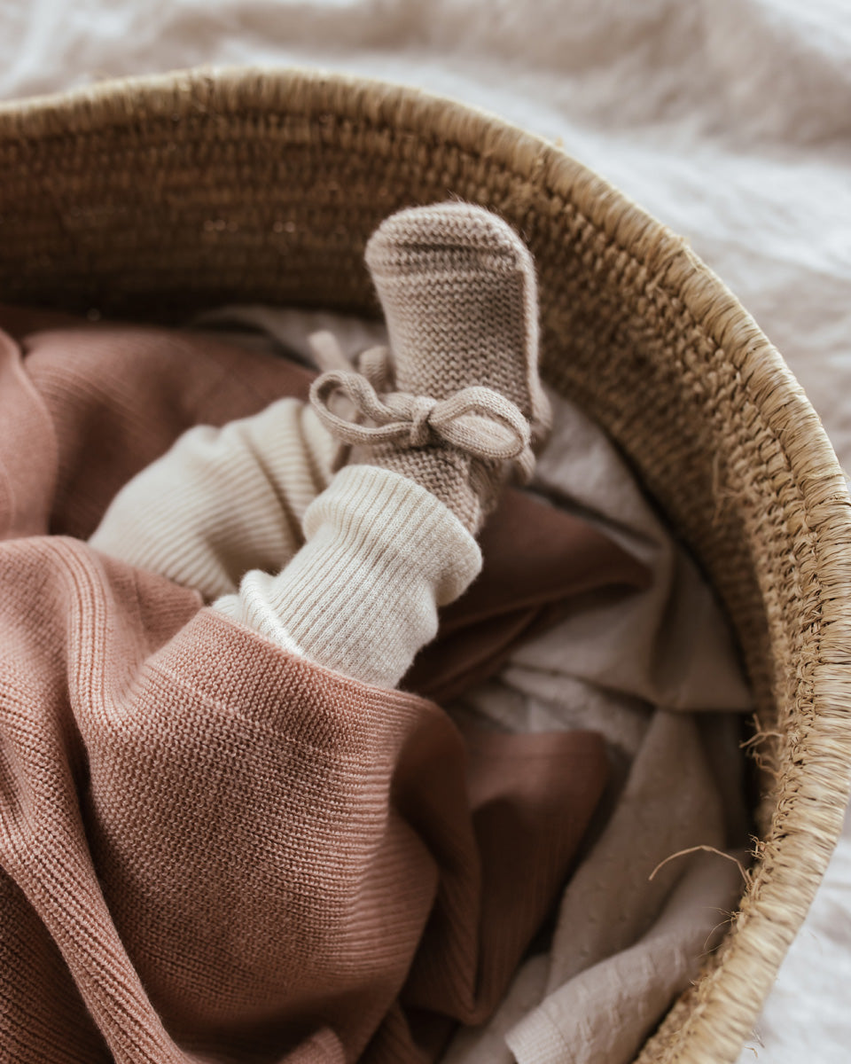 Pieds de bébé avec Chaussons de laine de mérinos sable