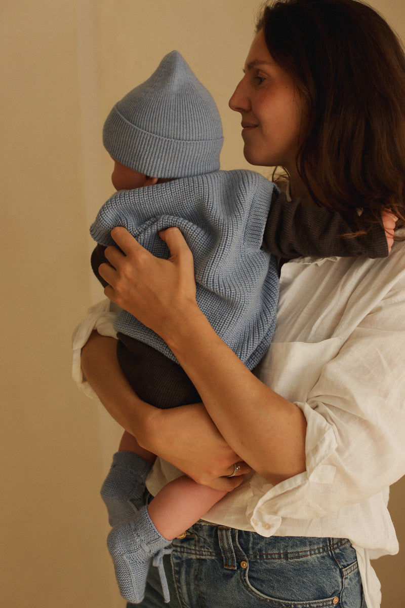 Maman avec bébé avec Chaussons en laine bleu pâle