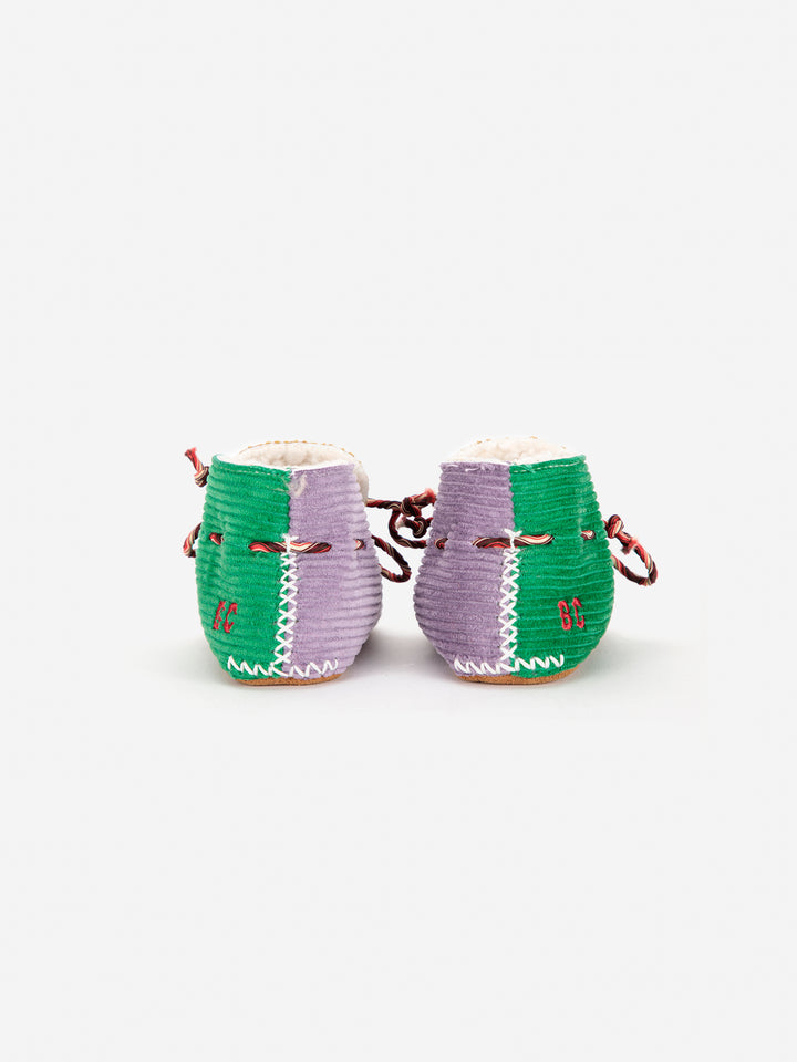 Chaussons en velours côtelé brun, vert et mauve