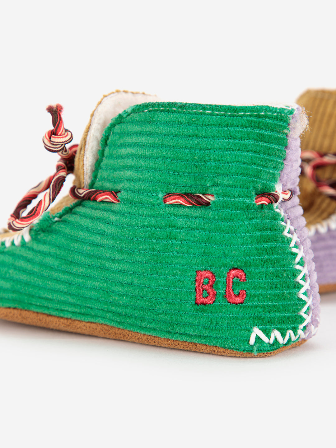 Chaussons en velours côtelé brun, vert et mauve