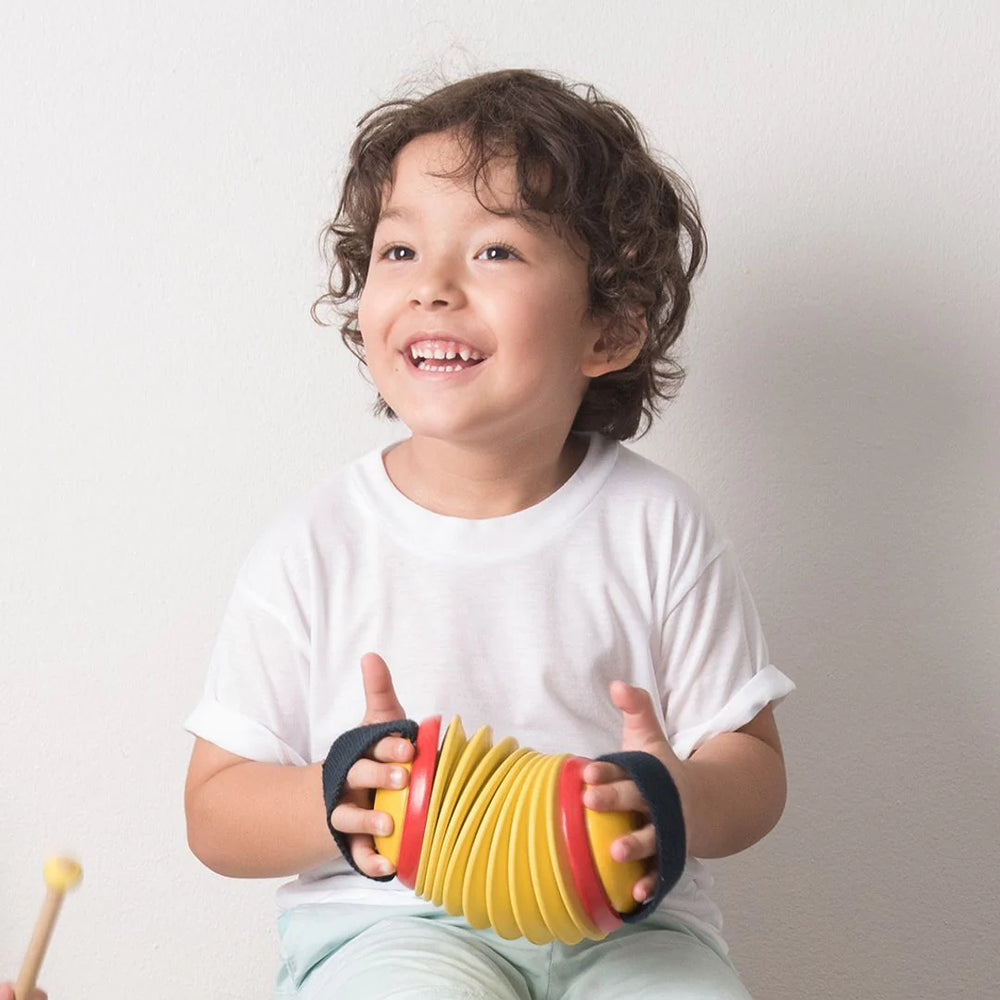 Enfant avec Jouet musical accordéon concertina de Plan Toys