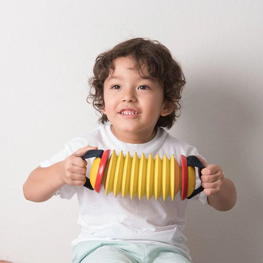 Enfant avec Jouet musical accordéon concertina de Plan Toys