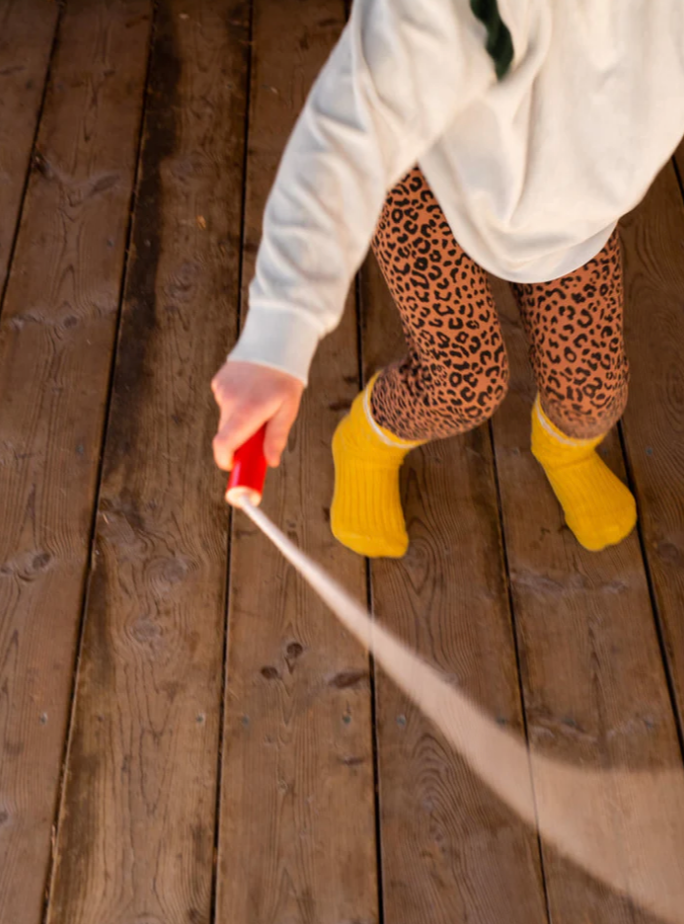 Enfant qui joue avec Corde à sauter en bois Grenadine