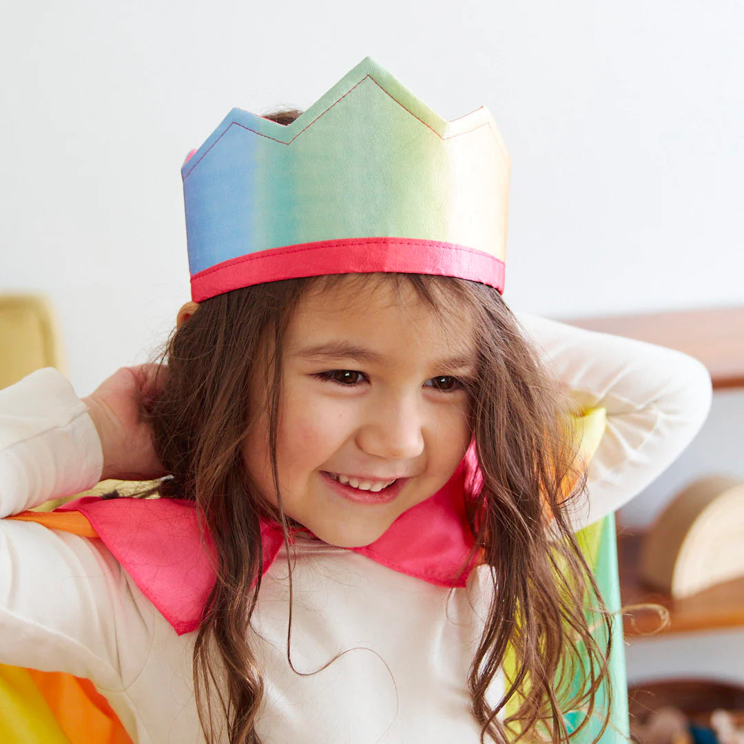 Fille avec Couronne en soie arc-en-ciel