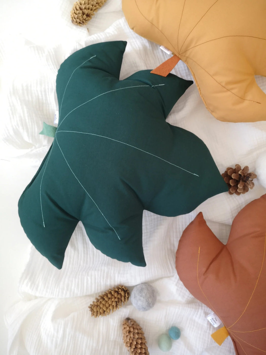 Coussin en coton Vert forêt en forme de Feuille d'érable 