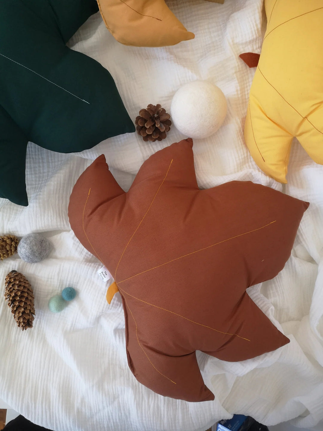 Coussin en coton rouille en forme de Feuille d'érable 