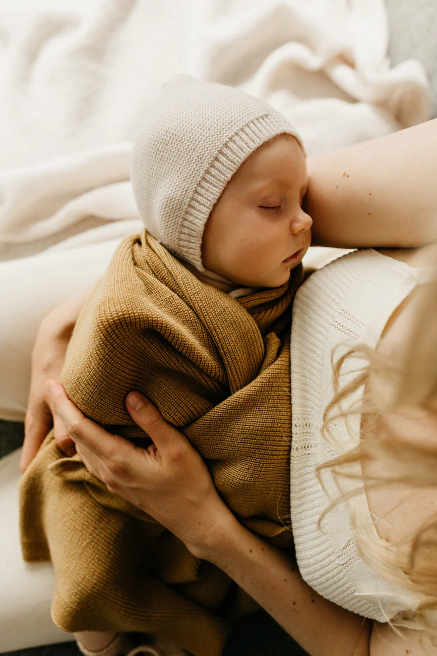 Bébé avec Couverture de mérinos ocre