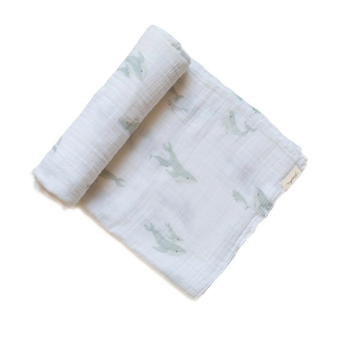 Couverture d'emmaillotage en mousseline avec motif baleines