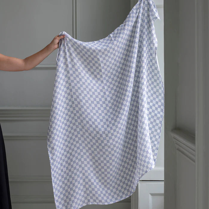 Couverture d'emmaillotage en coton carrés blancs et bleus 