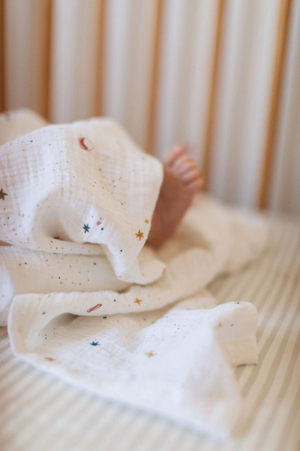 Petit pie de bébé avec Couverture d'emmaillotage avec motif étoiles et lunes