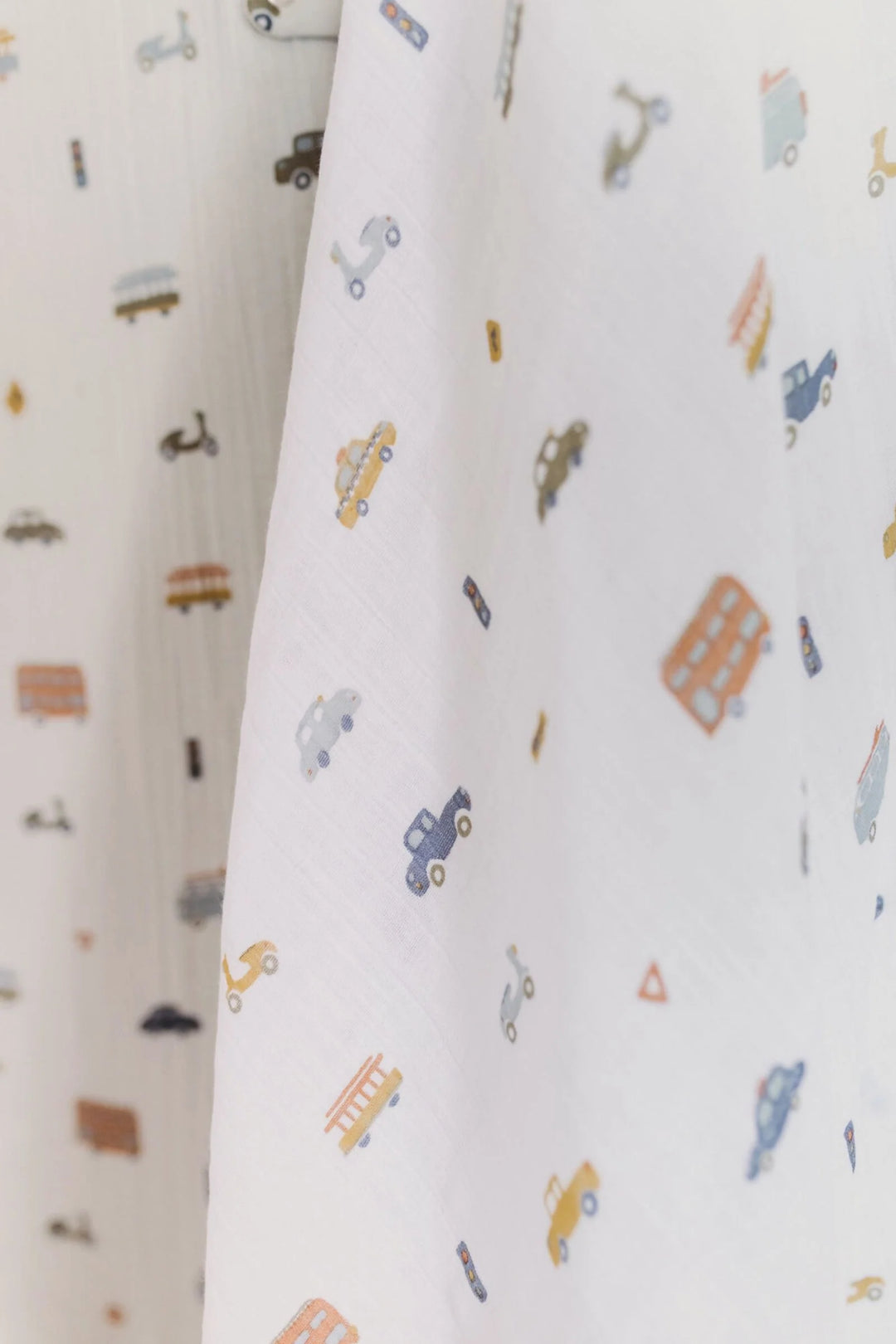 Couverture d'emmaillotage en mousseline avec motif voitures