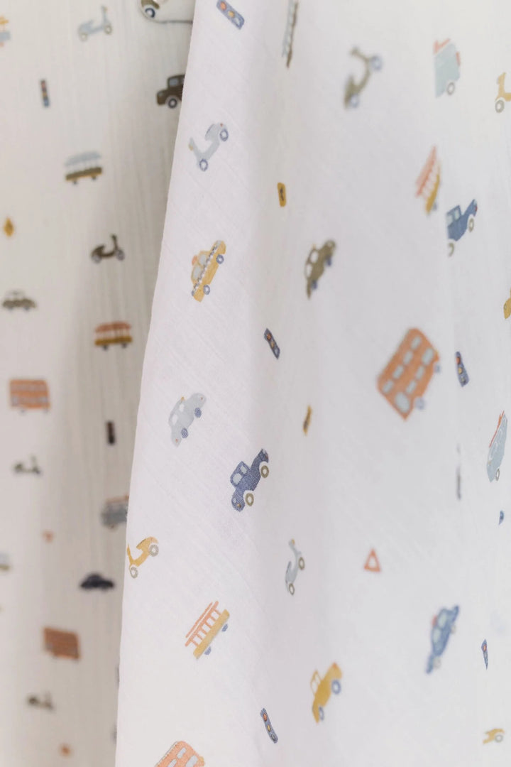 Couverture d'emmaillotage en mousseline avec motif voitures