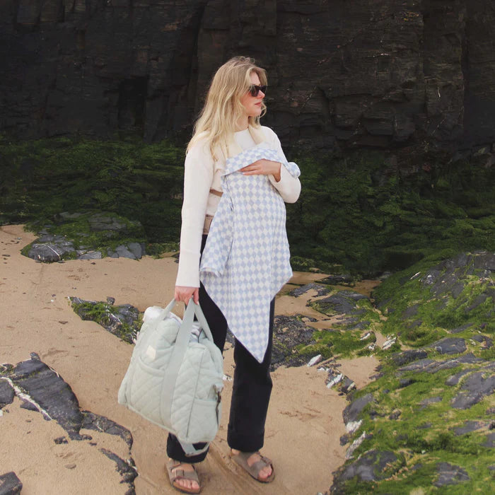 Maman avec Couverture d'emmaillotage en coton carrés blancs et bleus sur son bébé