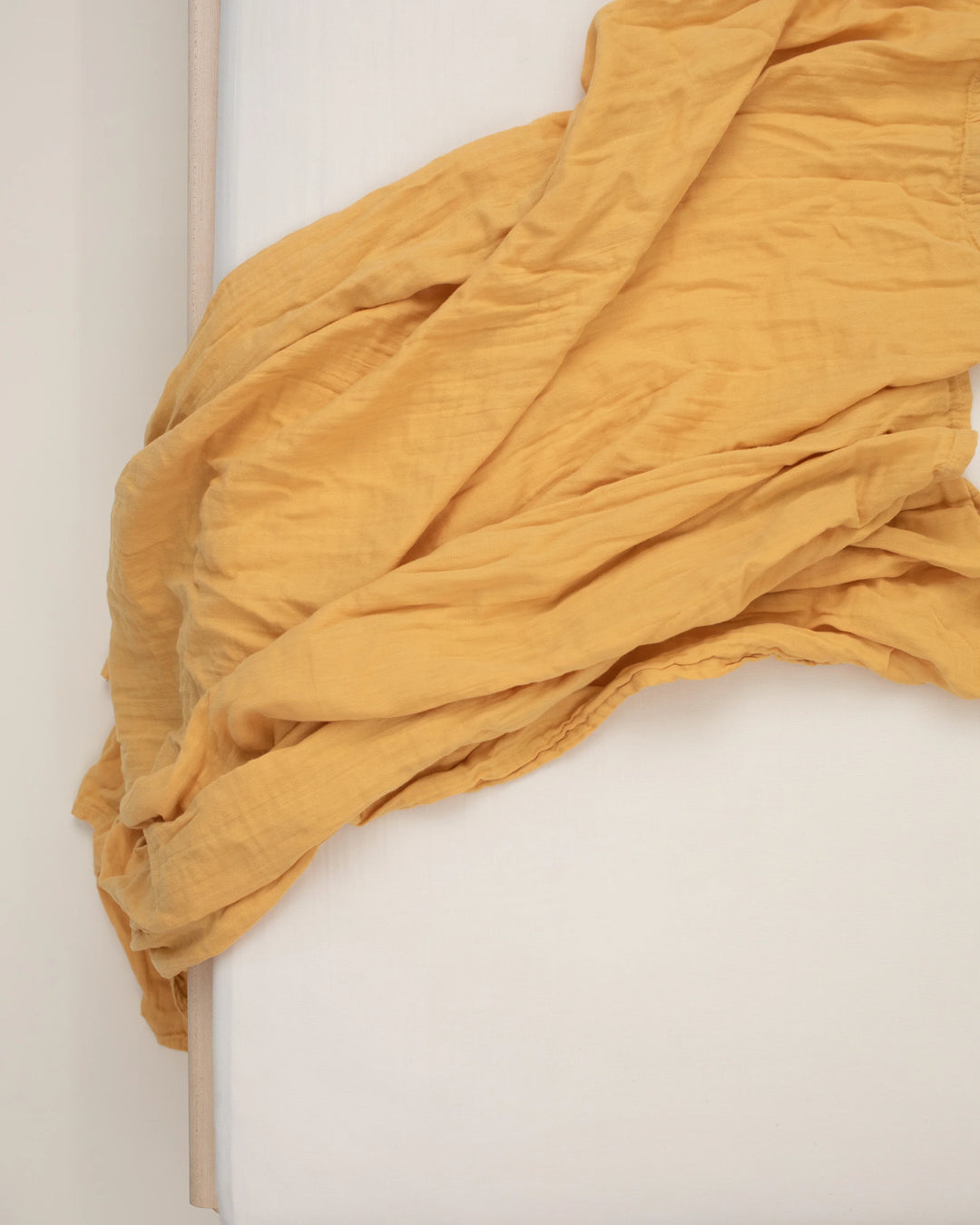 Couverture d'emmaillotage biologique en mousseline jaune