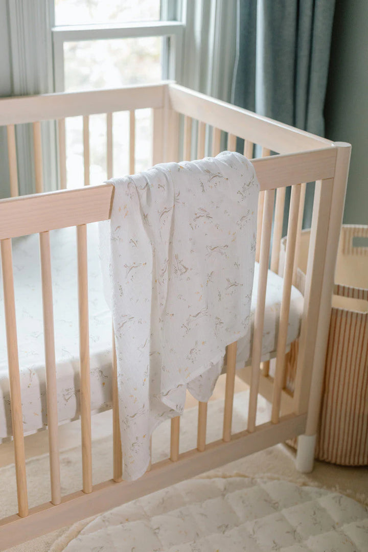 Couverture d'emmaillotage en coton  sur un lit de bébé