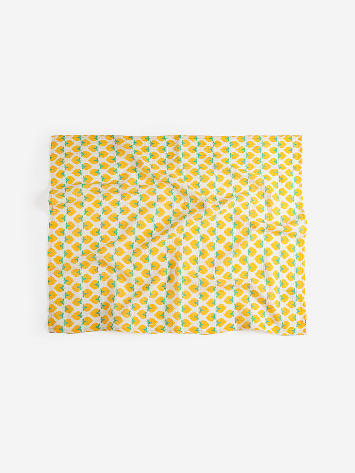 Couverture d'emmaillotage en mousseline Bobo Choses imprimé fraises jaunes