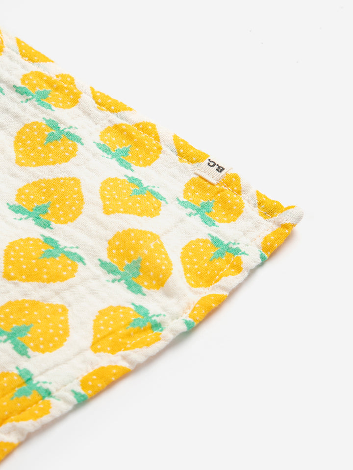 Détail de Couverture d'emmaillotage en mousseline Bobo Choses imprimé fraises jaunes
