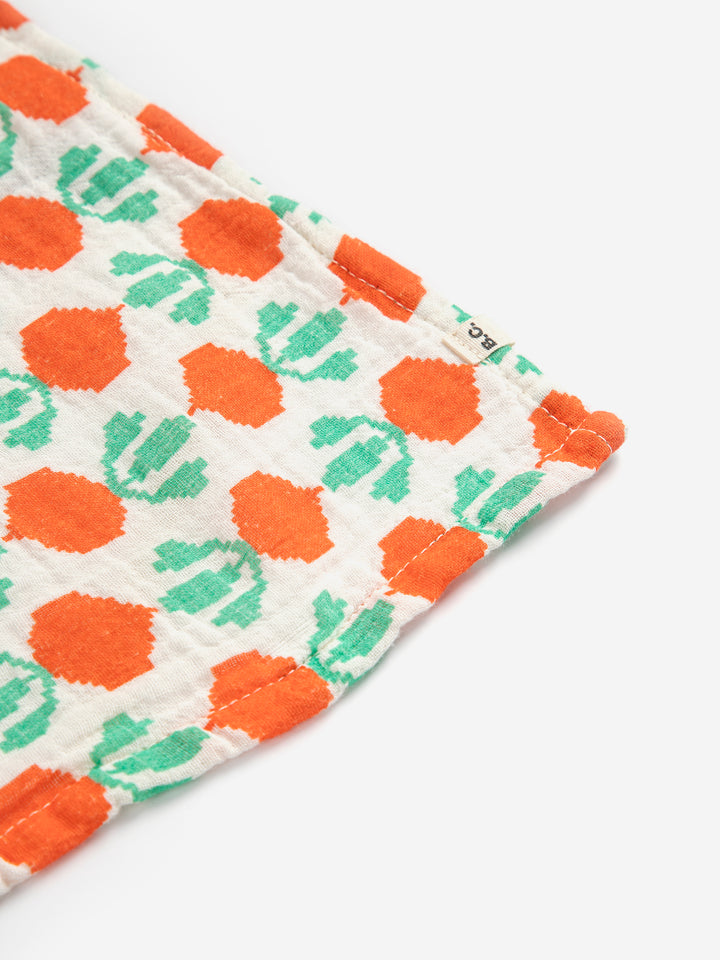 Détail de Couverture d'emmaillotage en mousseline Bobo Choses imprimé radis oranges