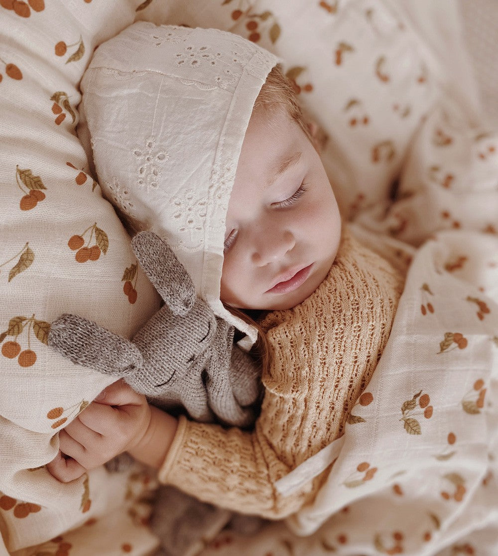 Bébé avec Couverture d'emmaillotage en mousseline avec imprimé Cerises