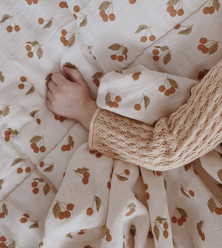 Couverture d'emmaillotage en mousseline avec imprimé Cerises