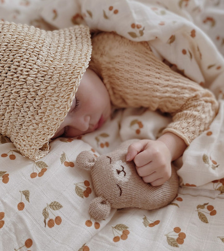 Bébé avec Couverture d'emmaillotage en mousseline avec imprimé Cerises