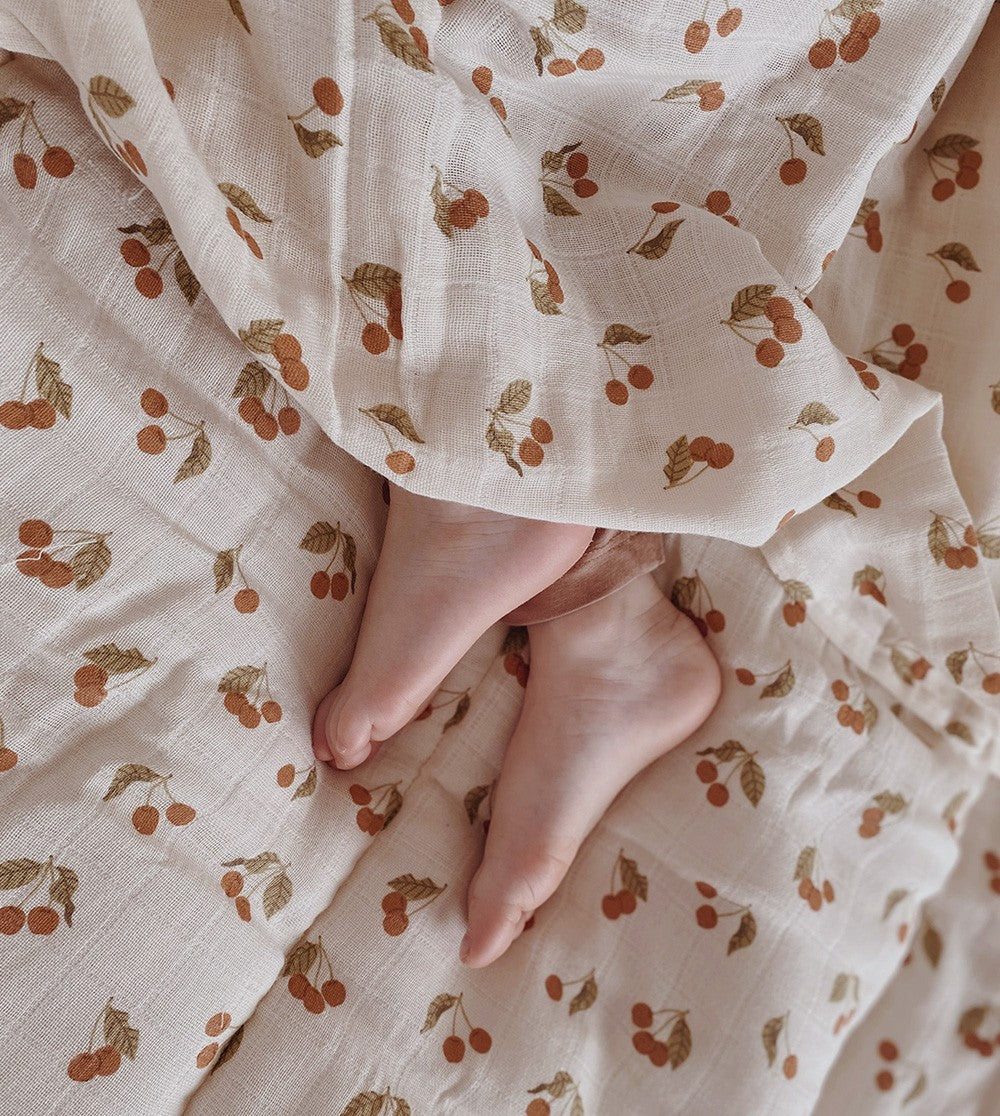Pieds de bébé avec Couverture d'emmaillotage en mousseline avec imprimé Cerises