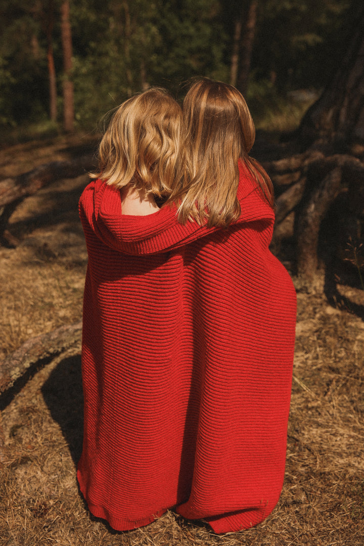 Enfants avec Couverture de mérinos rouge