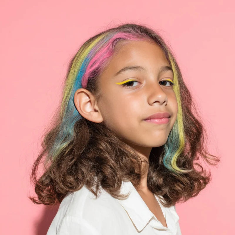 Enfant avec ses cheveux colorés avec de Craies temporaires OMY