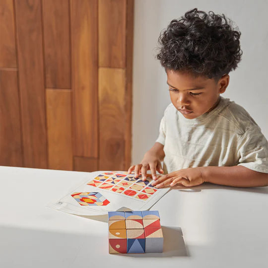 Enfant avec Cubes à motifs géométriques Plan Toys
