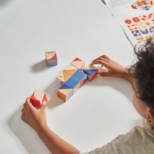 Enfant avec Cubes à motifs géométriques Plan Toys