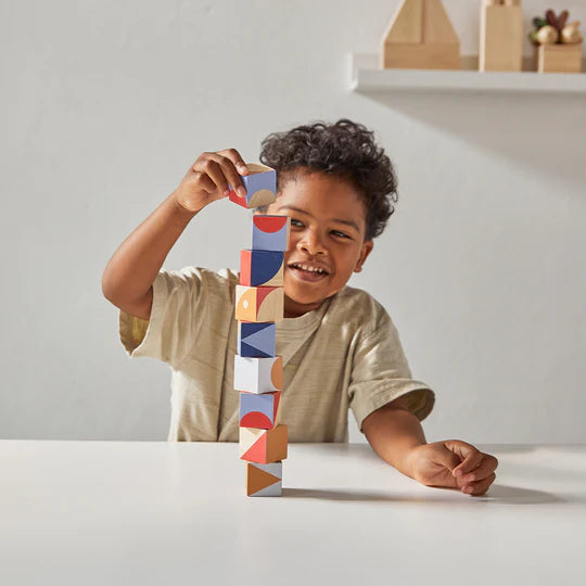 garçon avec Cubes à motifs géométriques Plan Toys