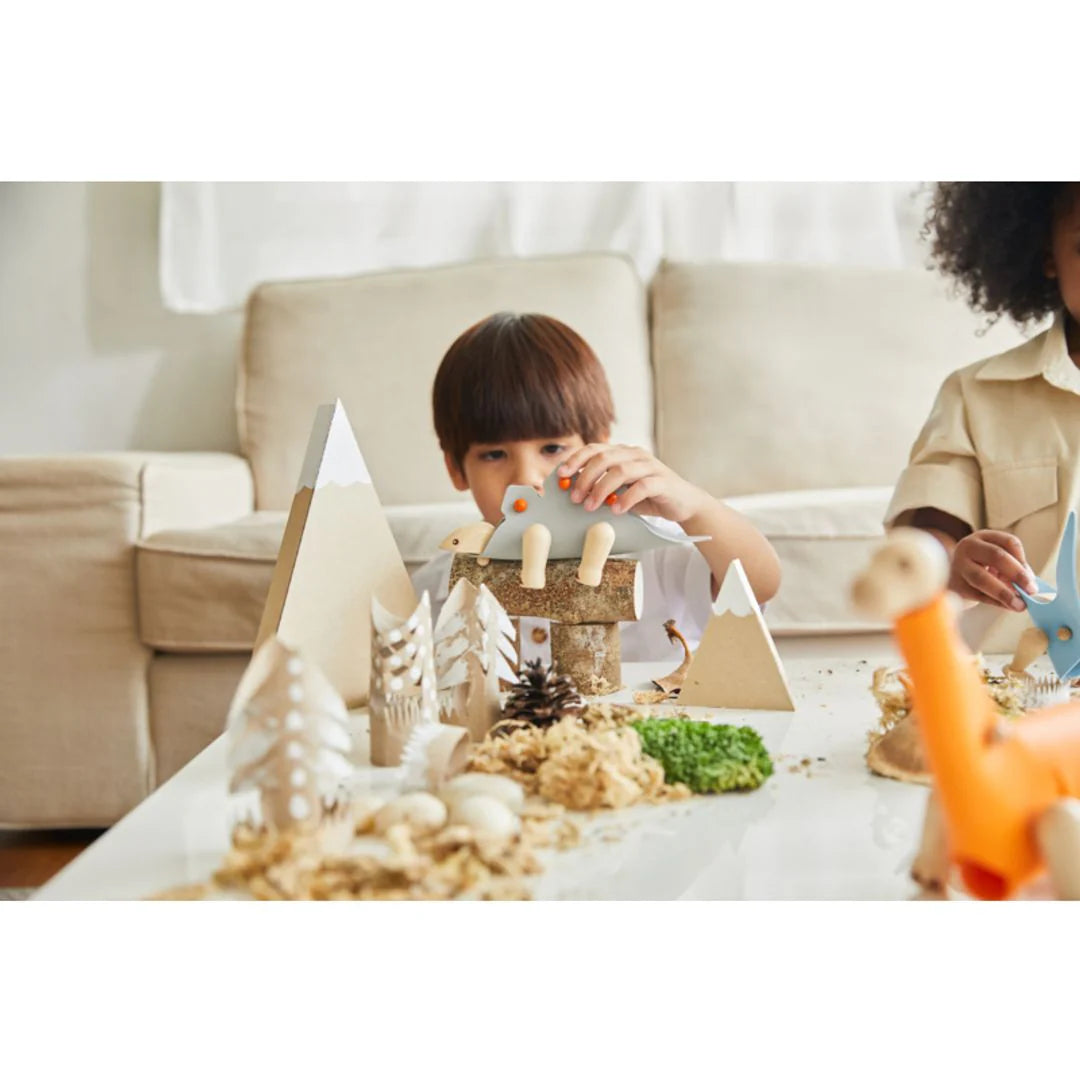 Enfant avec DIY Stégosaure en bois et caoutchouc 