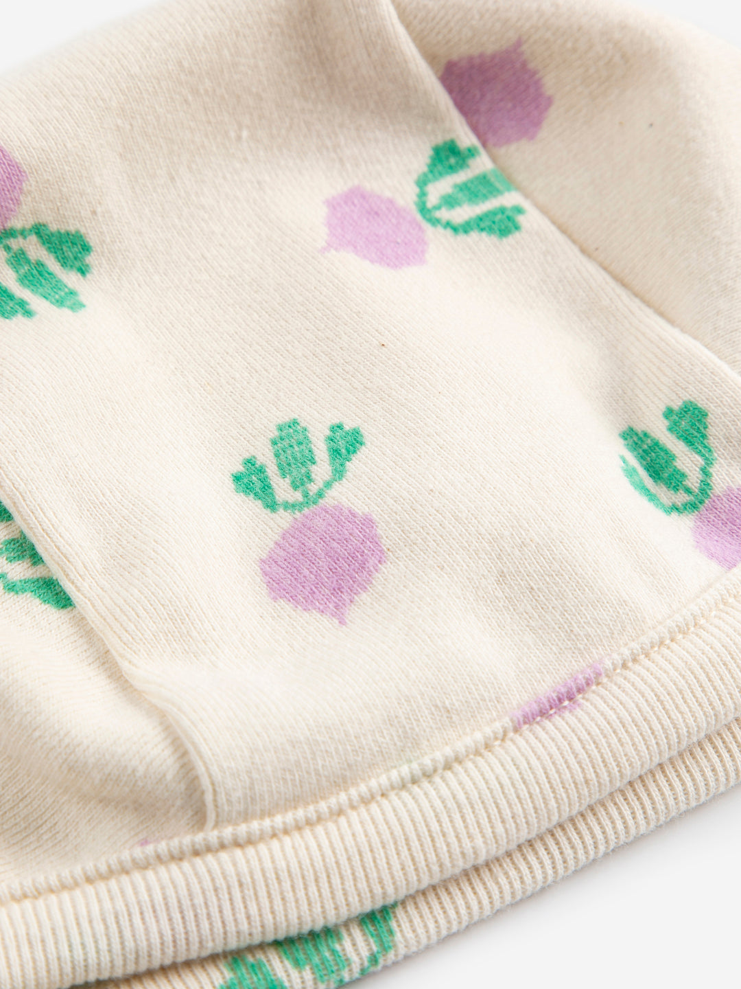 Détail de Bonnet Bobo Choses en coton écru imprimé betteraves violets 