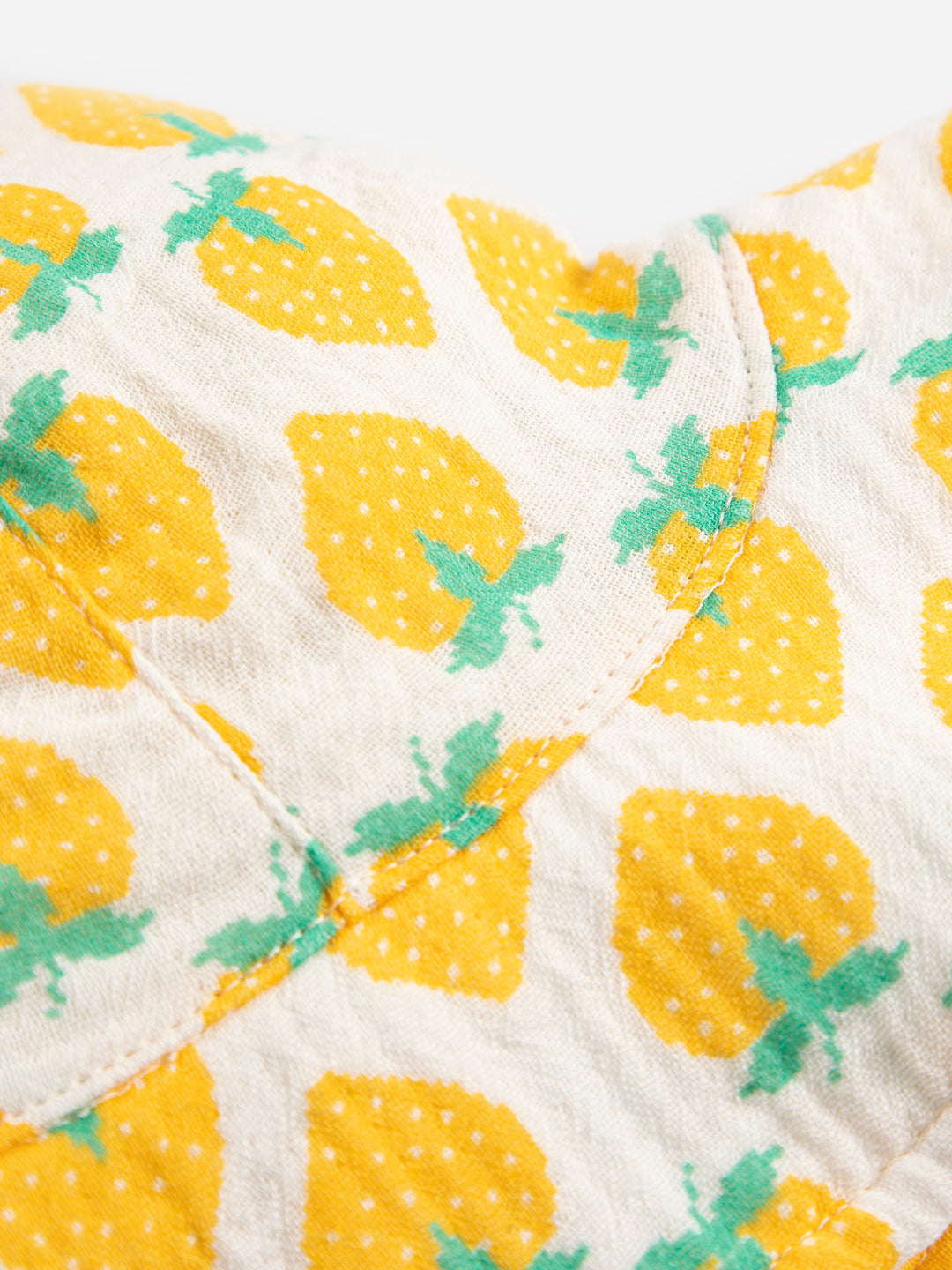 Détail de Chapeau Bobo Choses en coton blanc imprimé fraises jaunes