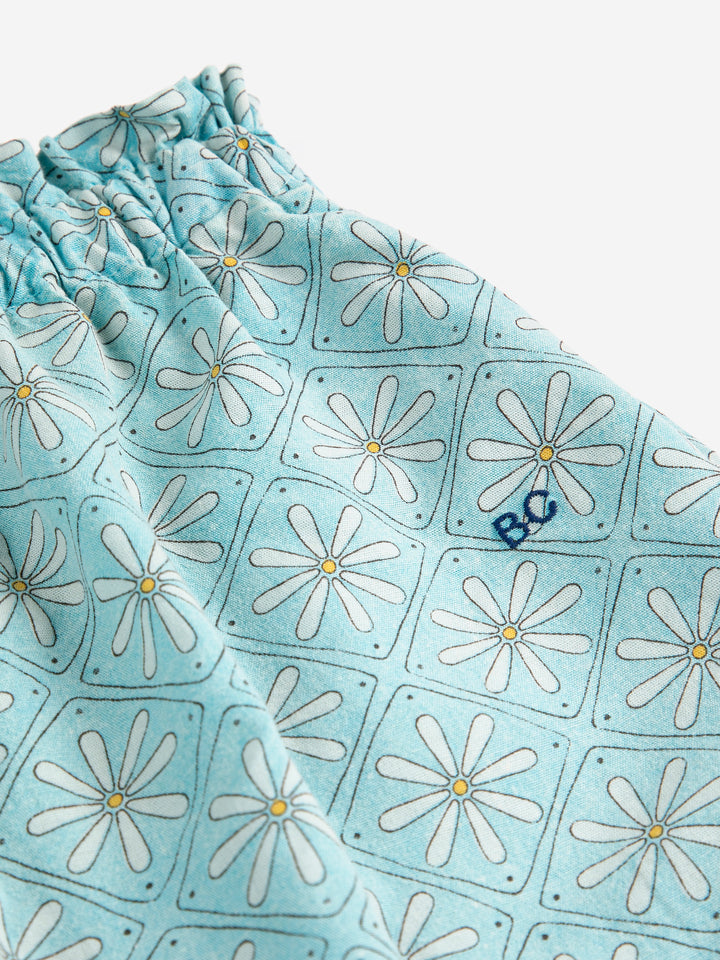 Détail de Pantalon Bobo Choses en coton bleu avec imprimé mosaic de marguerites 